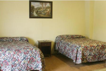 Downtowner Motel Pleasanton Room photo